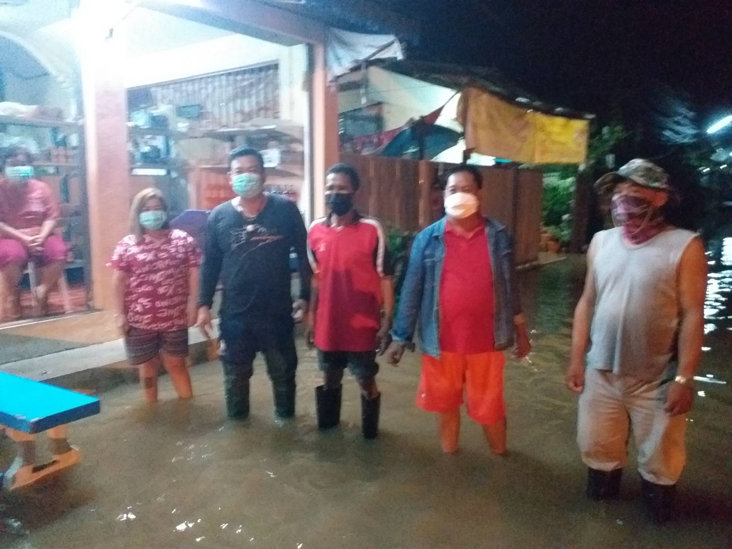 ฝนตกหนักน้ำทะลักเข้าท่วม ถนน ในเขตเทศบาลนครแม่สอด หลายจุด