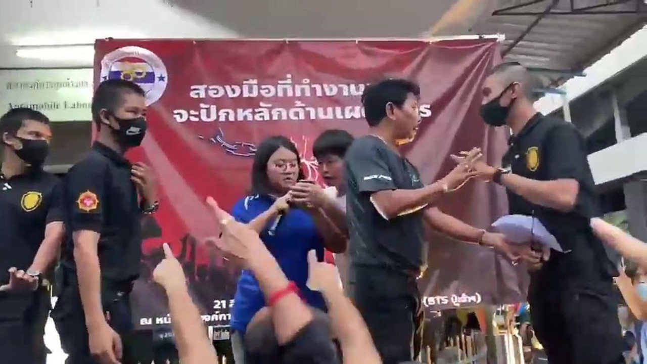 ชายชุดดำบุกเวทีสมัชชาแรงงานฉุดประธาน สนท.ขณะปราศรัย