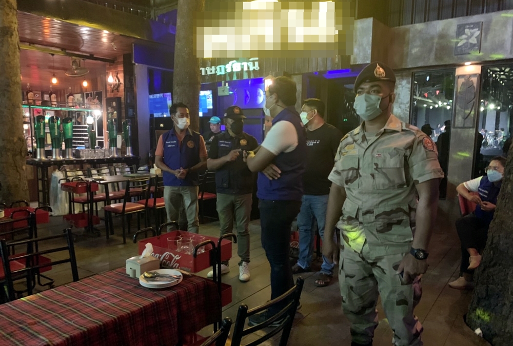 ฝ่ายปกครอง ตรวจ 12 ผับบาร์ร้านอาหารตัวเมืองสุราษฎร์ ย้ำต้องปลอดภัย ปิดตามกำหนด