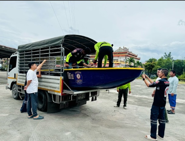 ระนองส่งชุดกู้ภัยเคลื่อนที่เร็วพร้อมเรือท้องแบนช่วยพี่น้องชาวสะบ้าย้อย