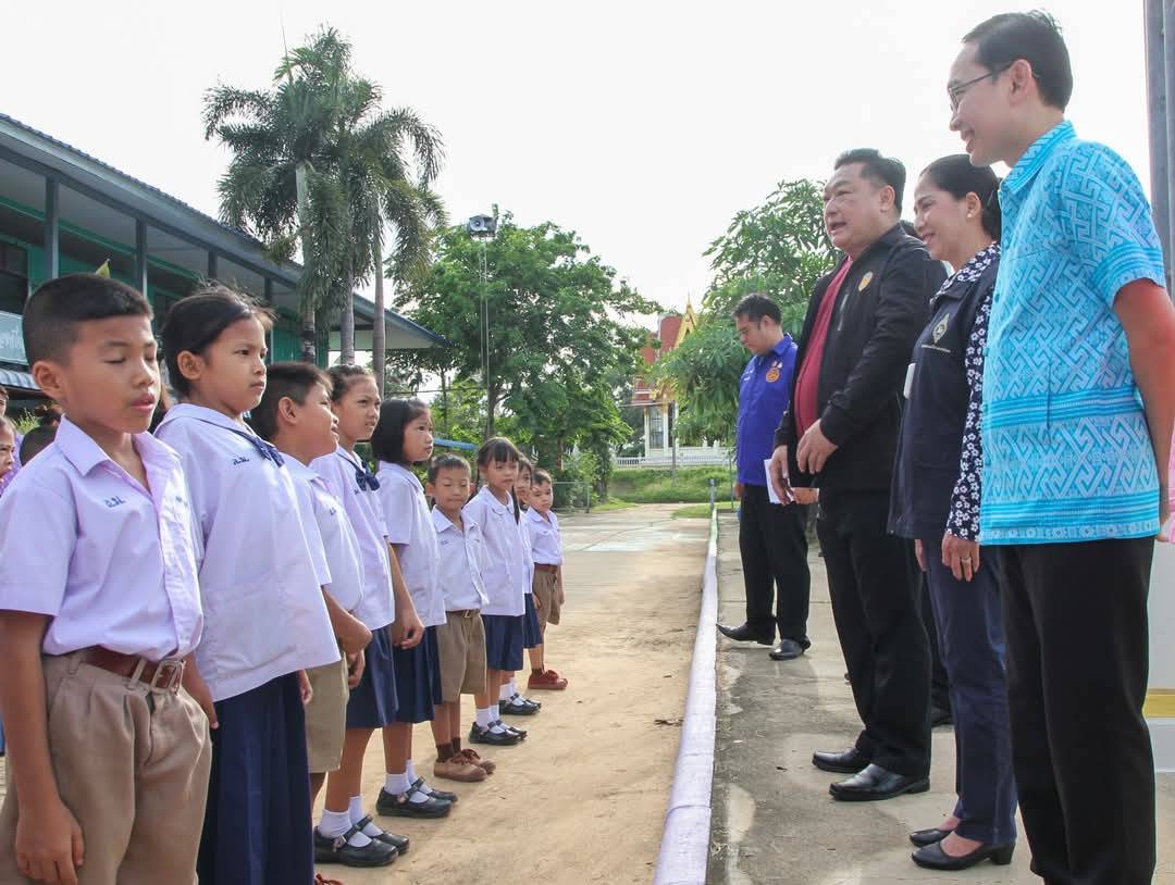 ผู้ว่าฯอ่างทอง ตรวจเยี่ยมสถานศึกษา มุ่งพัฒนาคุณภาพการศึกษาและการจัดการสิ่งแวดล้อม