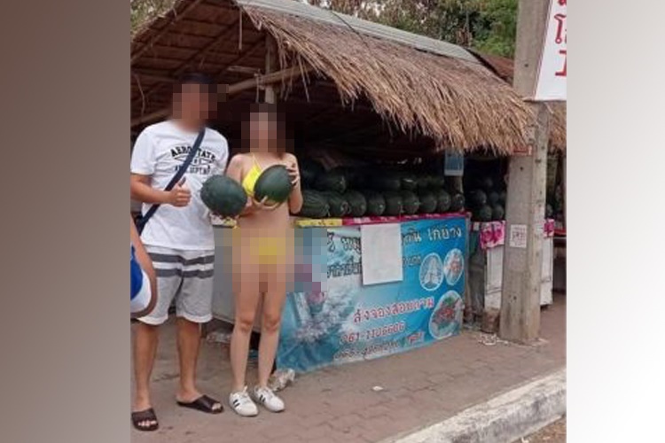 โซเชียลวิจารณ์ยับ! จ้างพริตตี้ใส่บิกินี ขายแตงโม เรียกลูกค้า