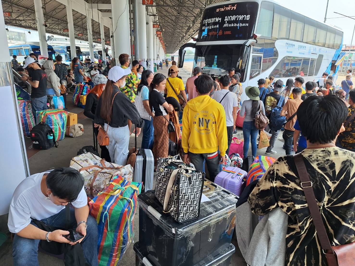 บรรยากาศการเดินทางกลับภูมิลำเนา-ท่องเที่ยวเทศกาลสงกรานต์ 2567 ที่สถานีขนส่งผู้โดยสารกรุงเทพฯ (จตุจักร) หรือหมอชิต 2