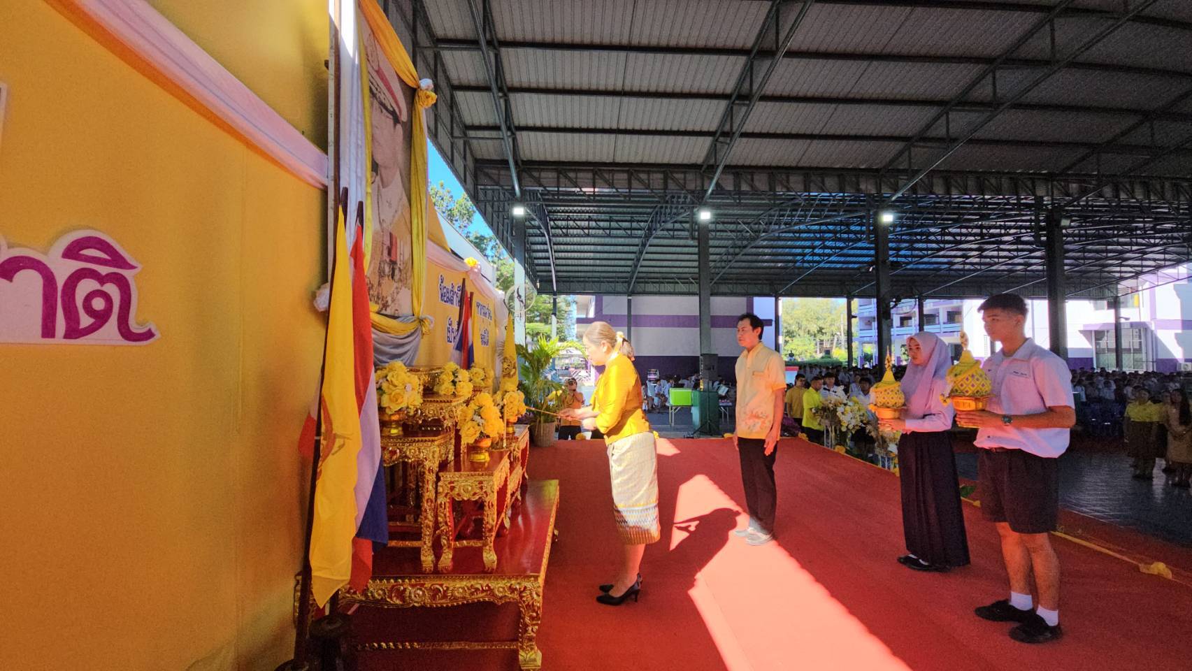 โรงเรียนเทศบาลบ้านศรีมหาราชา จัดพิธีทำบุญตักบาตรวางพานพุ่ม เนื่องในวันพ่อแห่งชาติ