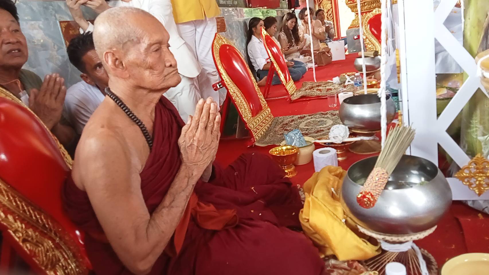 คอหวยแห่เลขส่องหางประทัด ในพิธีมหาพุทธาภิเษกปลุกเษก เหรียญพระอาจารย์ศักดิ์สิทธิ์ สีลเตโช รุ่นแรก ที่วัดคลองกะพั้ว