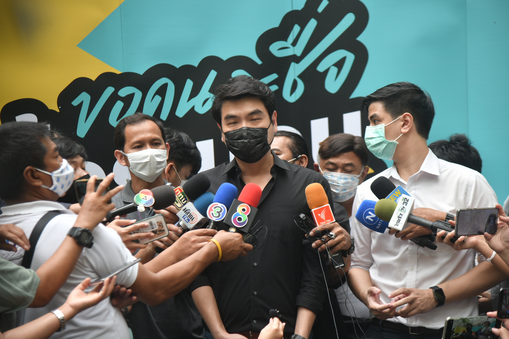 ก้าวร่วมของ "ปิยบุตร" และ "ไอติม" ขอคนละชื่อรื้อระบอบประยุทธ์  รณรงค์แก้ไขรัฐธรรมนูญรายมาตรา