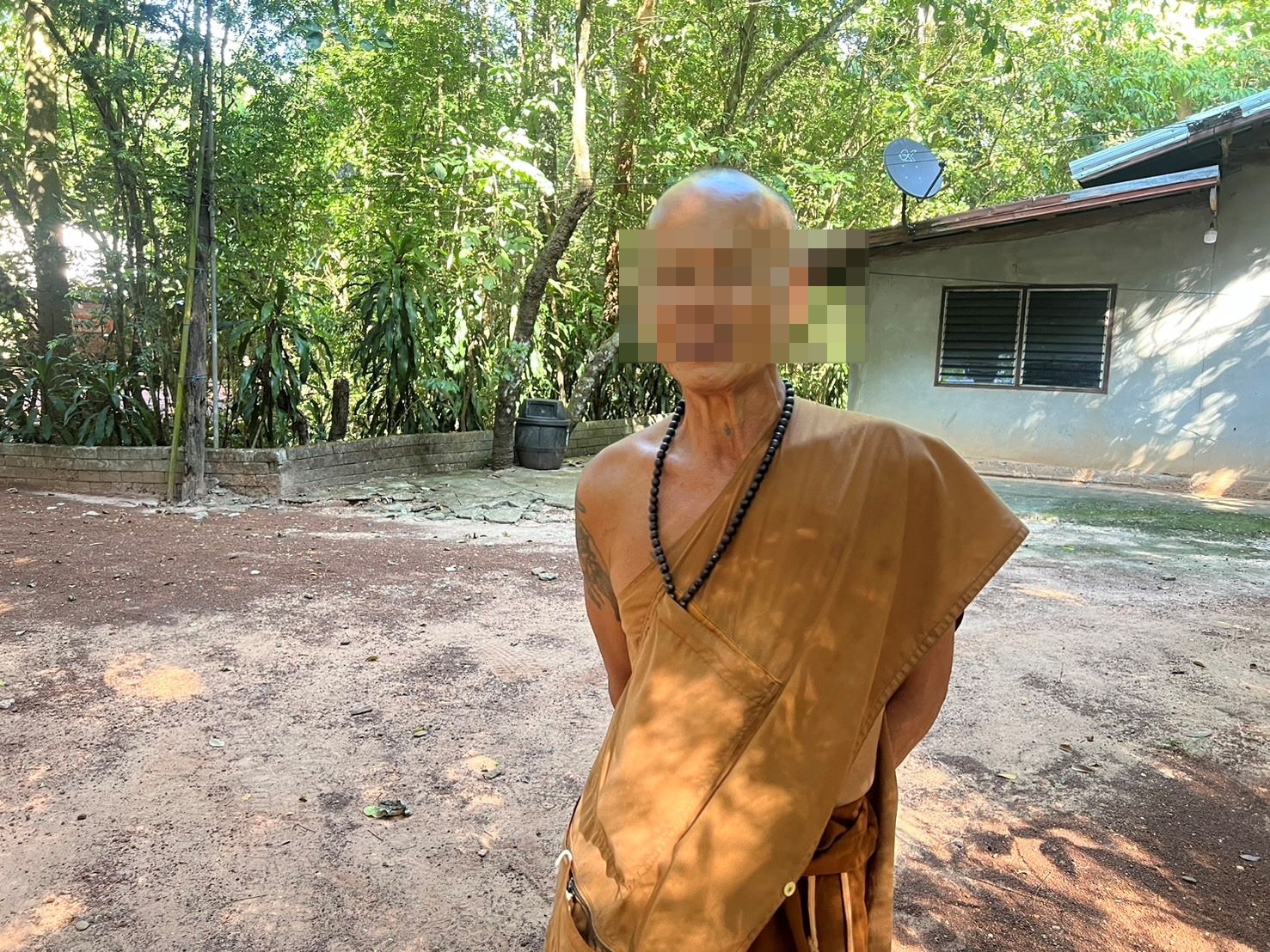 หลวงตาอ้างโยมเมายาบ้าบุกวัดหวังขโมยมือถือคว้ามีดฟันแขนขาดป้องกันตัว