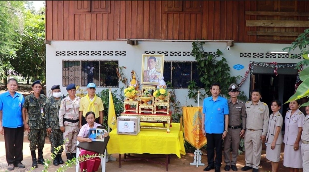 ผู้ว่าฯแม่ฮ่องสอน มอบสิ่งของพระราชทาน มูลนิธิราชประชานุเคราะห์ฯ แก่ครอบครัวผู้ได้รับประสบเหตุวาตภัย 