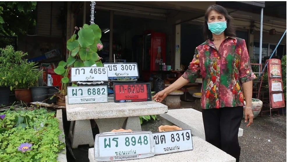  ป้ายใคร มารับด้วย หลังร้านขายของชำใจดี เดินเก็บป้ายทะเบียนที่หลุดลอยมา และโพสต์แจ้งถึงเจ้าของให้มารับ