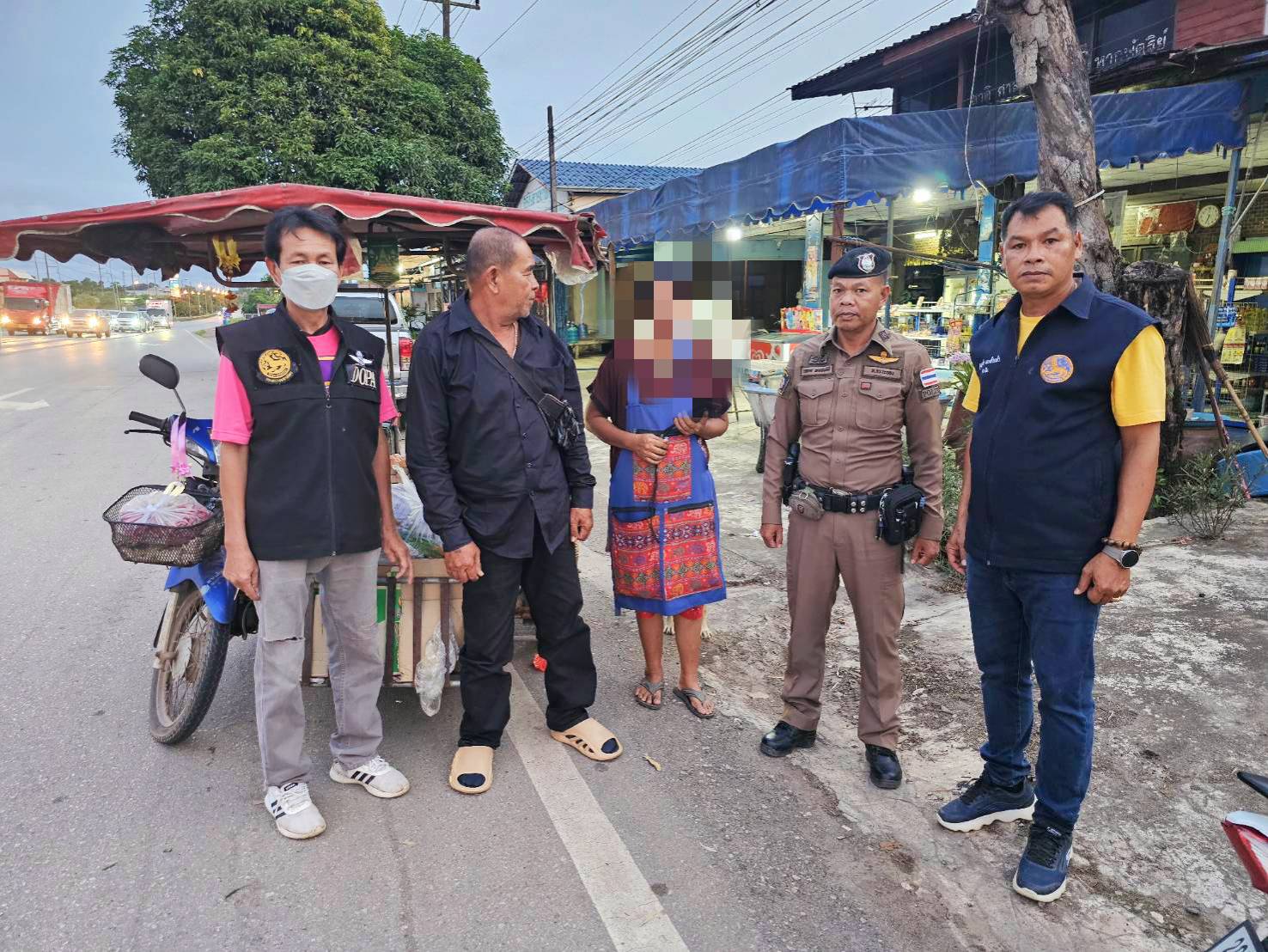 กำนันกระแสบนนำกำลังตร.จับแม่ค้าต่างด้าวเร่ขายของแย่งอาชีพคนไทย 