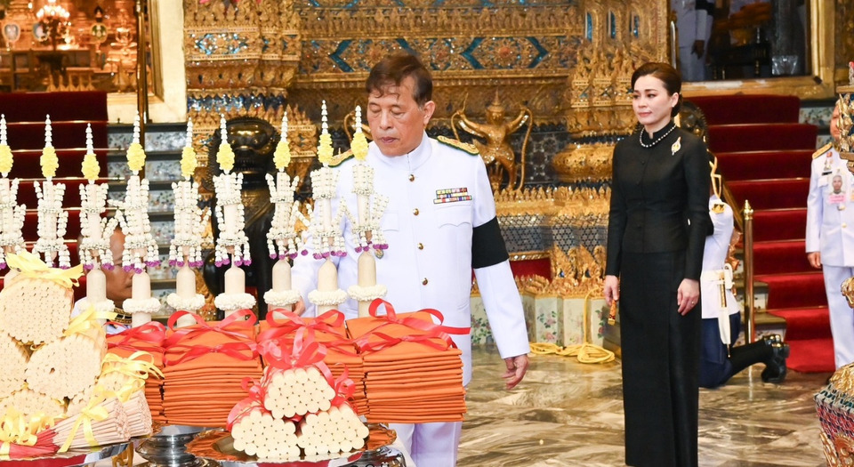 “ในหลวง-พระราชินี” เสด็จฯ ทรงบำเพ็ญพระราชกุศลวิสาขบูชา ณ พระอุโบสถวัดพระศรีรัตนศาสดาราม พระบรมมหาราชวัง