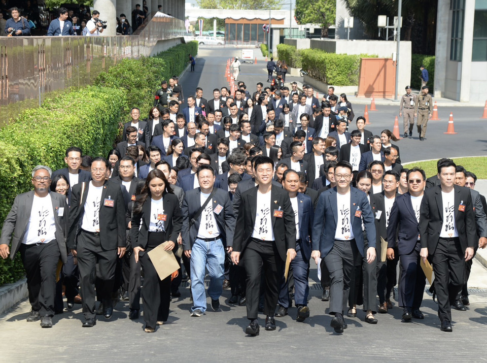 พรรคประชาชนยกทีม 119 สส. รายงานตัวสภา วันแรก มวลชนแห่ต้อนรับแน่น