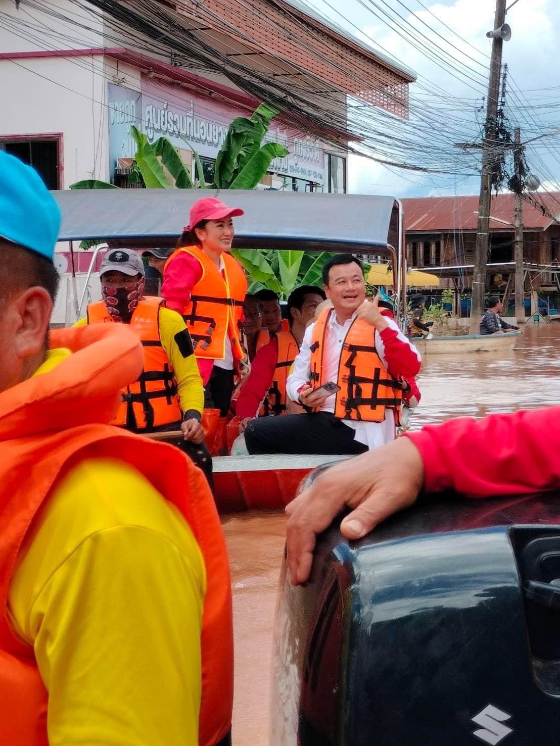 "แพทองธาร" สส.เพื่อไทย ขึ้นรถ-ลงเรือ บรรเทาทุกข์ชาวบ้าน จากวิกฤตอุทกภัยภาคเหนือ