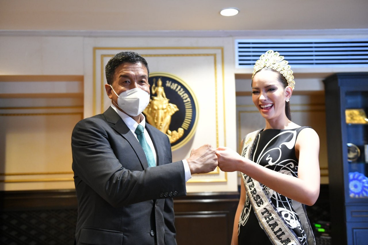 ผู้ว่าฯ ต้อนรับมิสยูนิเวิร์สไทยแลนด์ ชมน้องแอนนาเป็นตัวอย่างเยาวชนใฝ่รู้ พัฒนาตนเอง