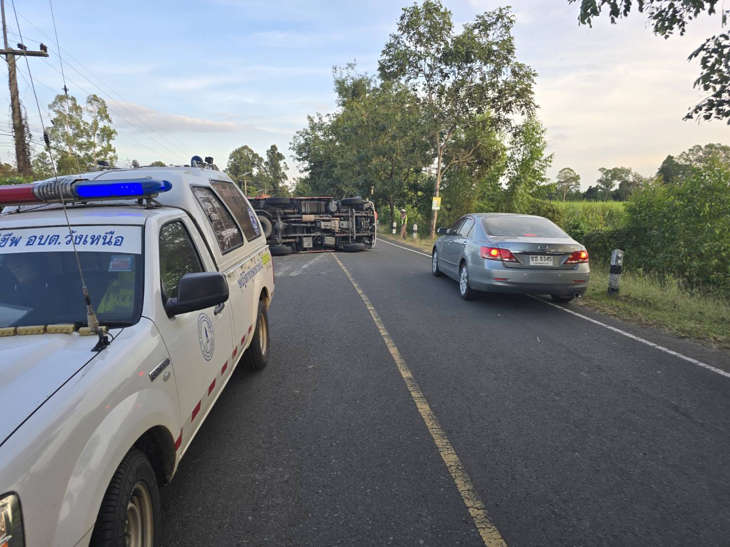 หนุ่มขับรถบรรทุกพารถพลิกคว่ำกลางถนนสายรอง ยอมรับไม่คุ้นทาง GPS พาหลงทำรถเสียหลัก