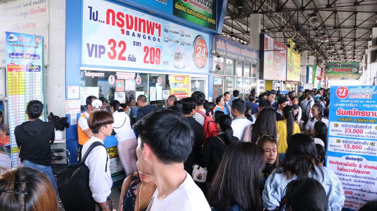 สถานีขนส่งโคราชคึกคัก ประชาชนแห่เดินทางกลับ ยืนรอคิวซื้อตั๋วยาวหลายสิบเมตร