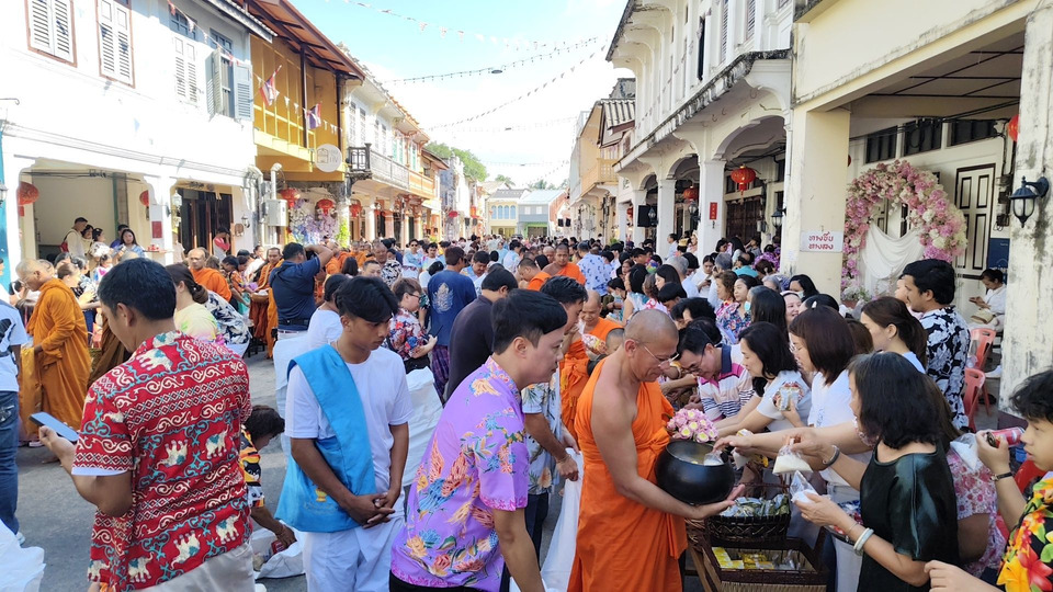 คึกคักทั้งเมือง! ตะกั่วป่าแน่นทะลัก นักท่องเที่ยวแห่ร่วมสงกรานต์–ทำบุญตักบาตรรับปีใหม่ไทย