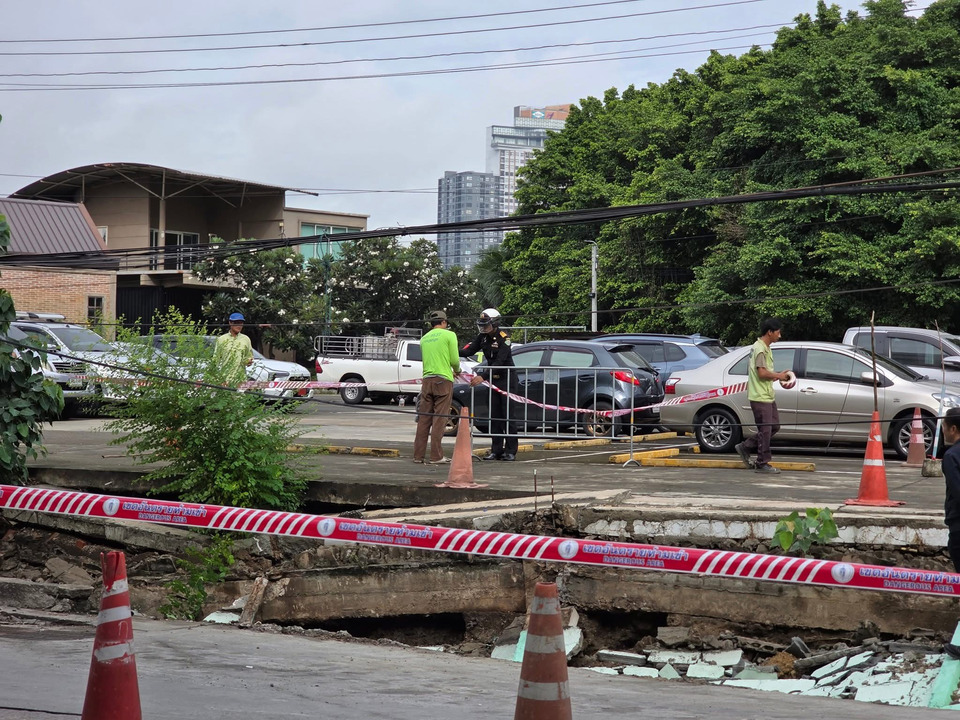 "บางคอแหลม" พบถนนทรุด สั่งกั้นพื้นที่ บล็อกน้ำ-เพิ่มเครื่องสูบ หวั่นบานปลาย