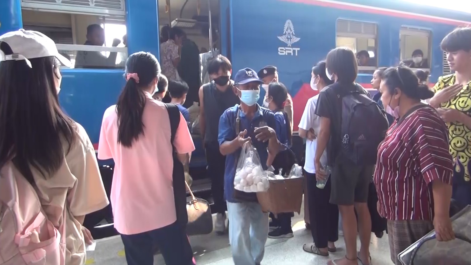 ปชช.บุรีรัมย์แห่เดินทางกลับ​ เที่ยวสงกรานต์คึกคัก​ ตั๋วรถไฟถูกจองเต็มล่วงหน้า​ ทั้งเที่ยวขึ้น-ล่อง​ ทุกขบวน