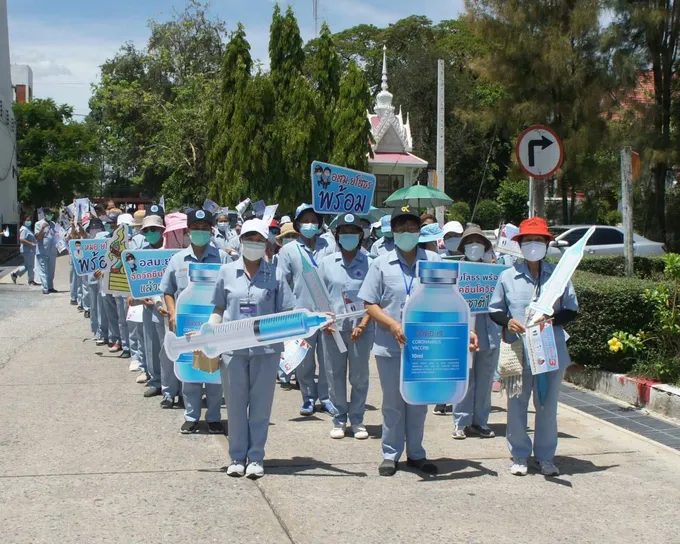 ประธานสภา อบจ.ยโสธรสนับสนุนอาหารว่างให้ อสม.ในการเดินรณรงค์เชิญช่วน ปชช.ฉีดวัคซีนเข็ม 3