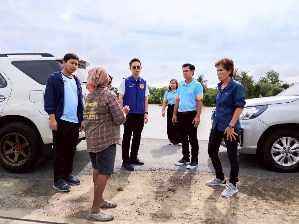 นายอำเภอโพธิ์ทองลุยพื้นที่น้ำท่วม เร่งช่วยชาวบ้าน-สูบน้ำออกแปลงเกษตร