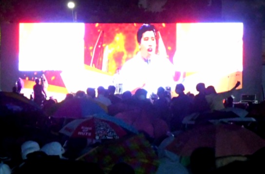 "จ่านิว"ปราศรัยเดือด ถามใครกันแน่ชังชาติ ปัดบุก"ธรรมศาสตร์"ประตูเปิดเอง
