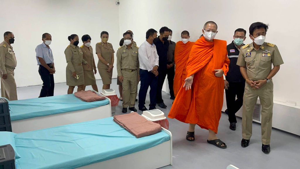 เจ้าอาวาสวัดเบญจมบพิตรฯ ร่วมกับนายกฯเทศบาลเมืองคลองหลวง  เปิดรพ.สนามระดับสีเหลือง รับผู้ป่วยโควิด 15 ก.ย.นี้