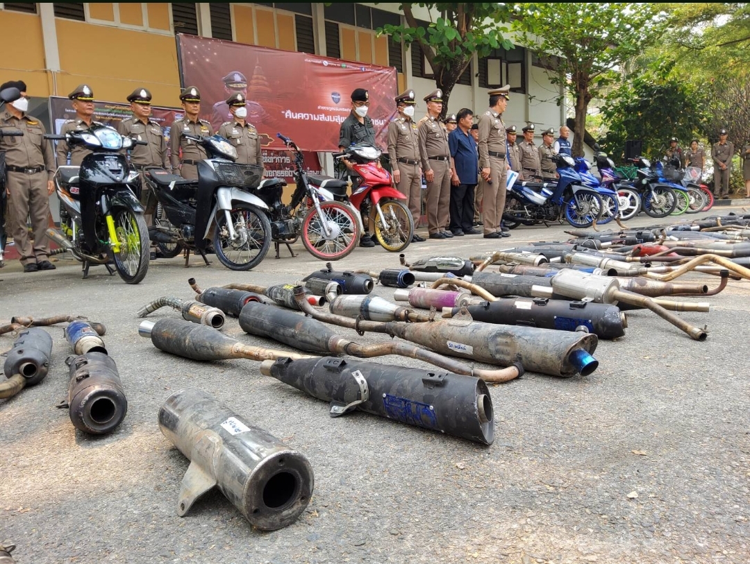 ลำพูนจับกุมตรวจยึดรถจักรยานยนต์แปลงสภาพท่อรถเสียงดัง 302 ราย นำรถบดทำลายทิ้ง