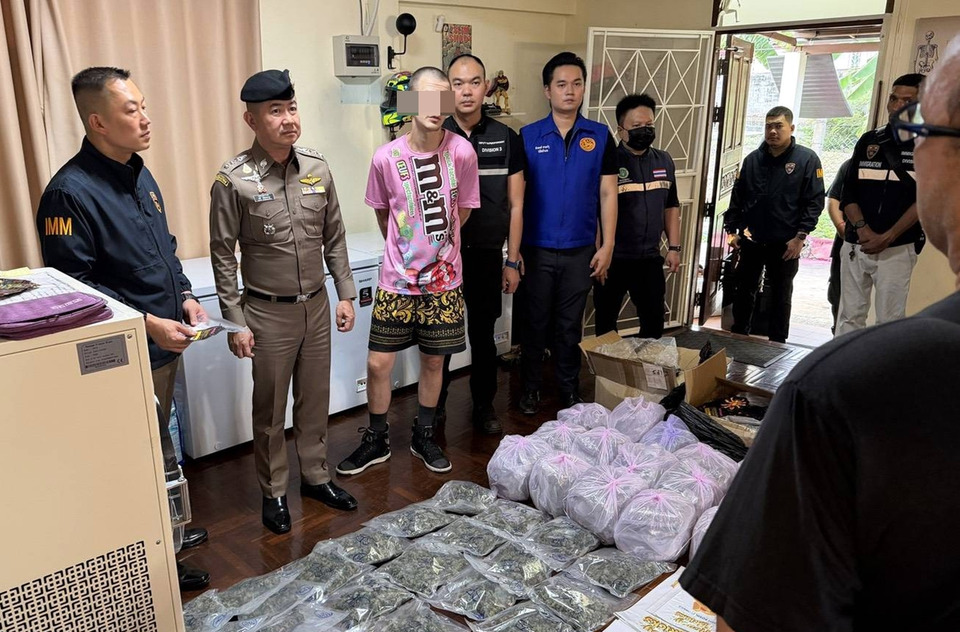 ตม.ชลบุรีบุกจับหนุ่มรัสเซีย ลอบผลิตกัญชาเถื่อนกลางจอมเทียน ยึดของกลางเพียบ