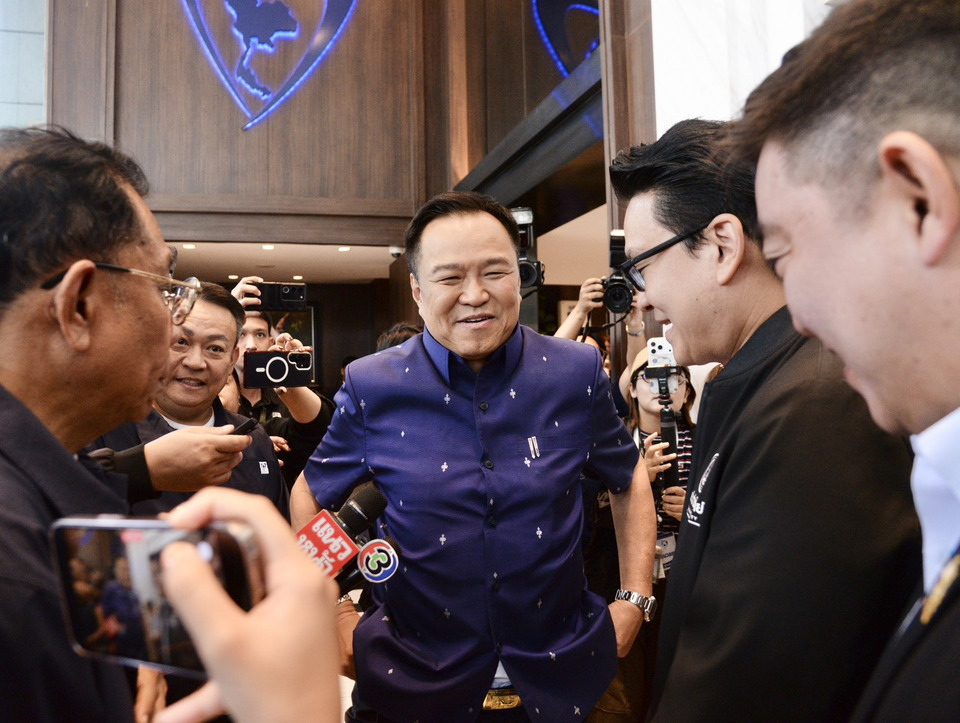 ภท.ครบ 18 ปี  พรรคร่วม-ปชป.ร่วมยินดี “จุลพันธ์” อวยพรปีดี “อนุทิน” นำทีม รมช.มหาดไทย นั่งรถไฟฟ้าเข้าพรรค