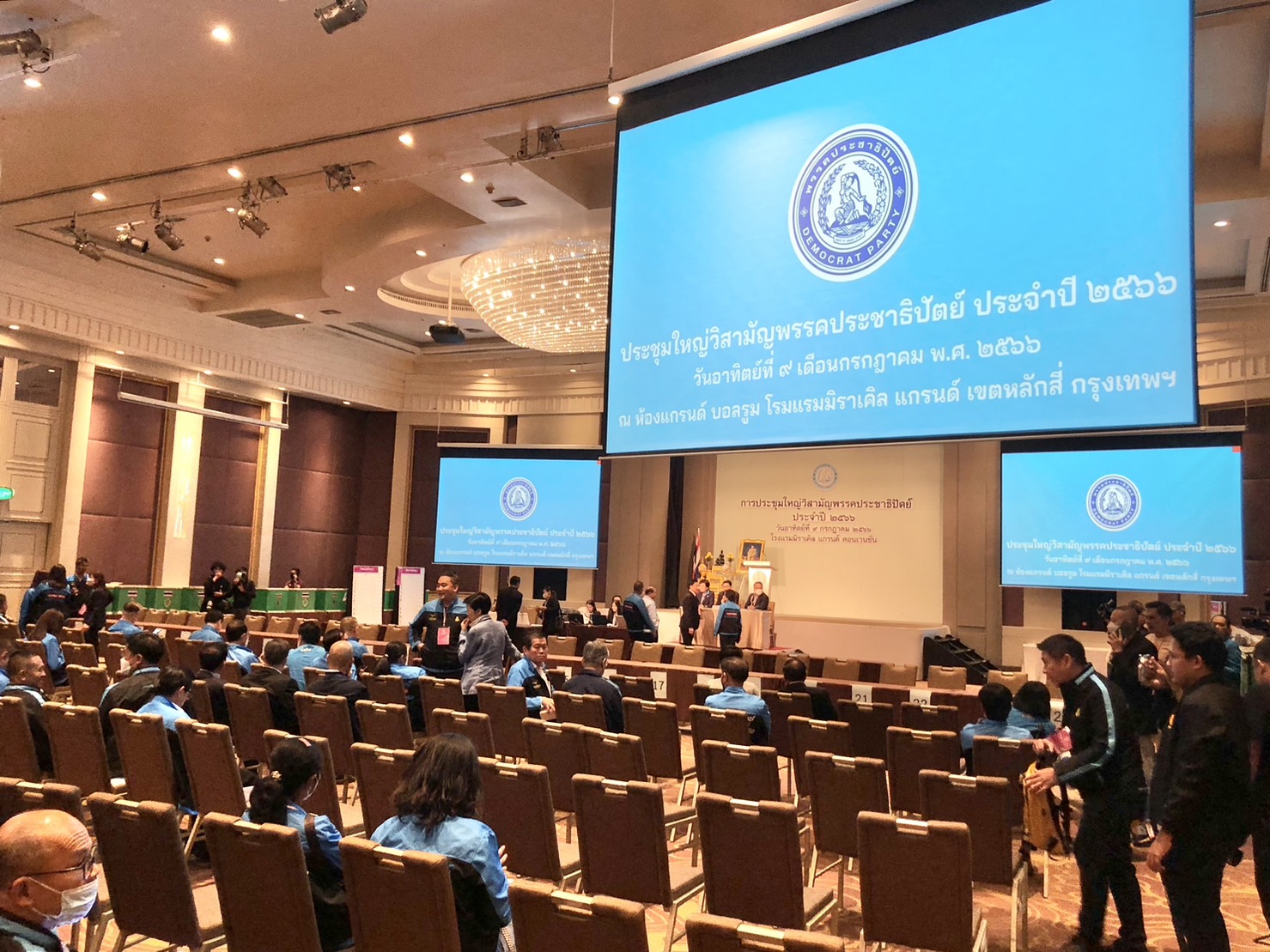 เบื้องลึก ประชุมล่ม ! "กลุ่มเพื่อนมาร์ค" ล้มกระดาน เลือก "หัวหน้าพรรค" แก้เกม "ขั้วเฉลิมชัย" 