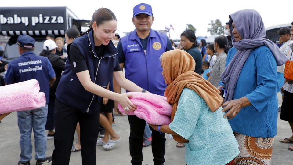 รมว.วัฒนธรรม มอบผ้าห่มกันหนาว 10,000 ผืน ให้ผู้อพยพศูนย์พักพิงบุรีรัมย์