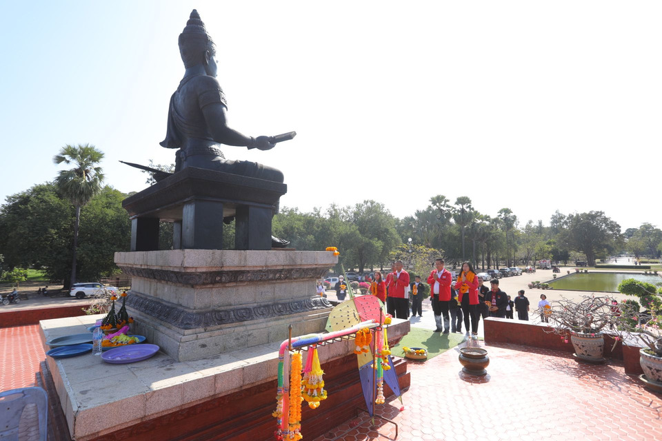 “สมศักดิ์” นำทีมเพื่อไทย 3 จังหวัด สักการะ “3 มหาราช” เอาฤกษ์ชัยจับเบอร์ สส. – มั่นใจนโยบายกินได้ ปราบยาเสพติด-ยกระดับ 30 บาท