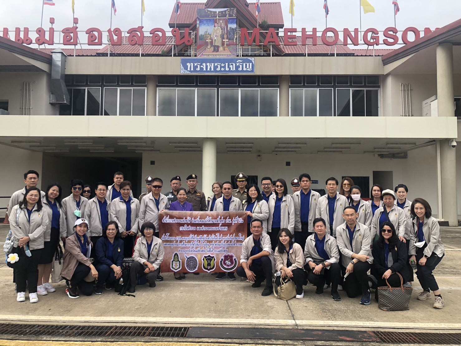 ตร.ร่วมกับ คณะนักศึกษาหลักสูตร ปรม.22 สถาบันพระปกเกล้า จัดกิจกรรม CSR ช่วยผู้ประสบอุทกภัย