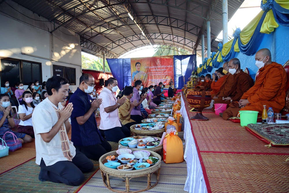 ทต.พระลับ นำชุมชนทำบุญตักบาตร ถวายเป็นพระราชกุศลแด่ "พระองค์ภาฯ" ให้หายจากพระอาการประชวรโดยเร็ว