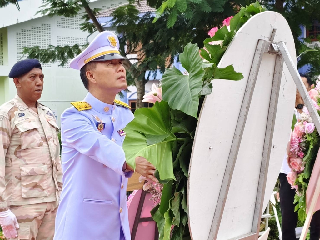 นอภ.บางสะพาน นำ ขรก.วางพวงมาลาเนื่องในวันปิยมหาราช