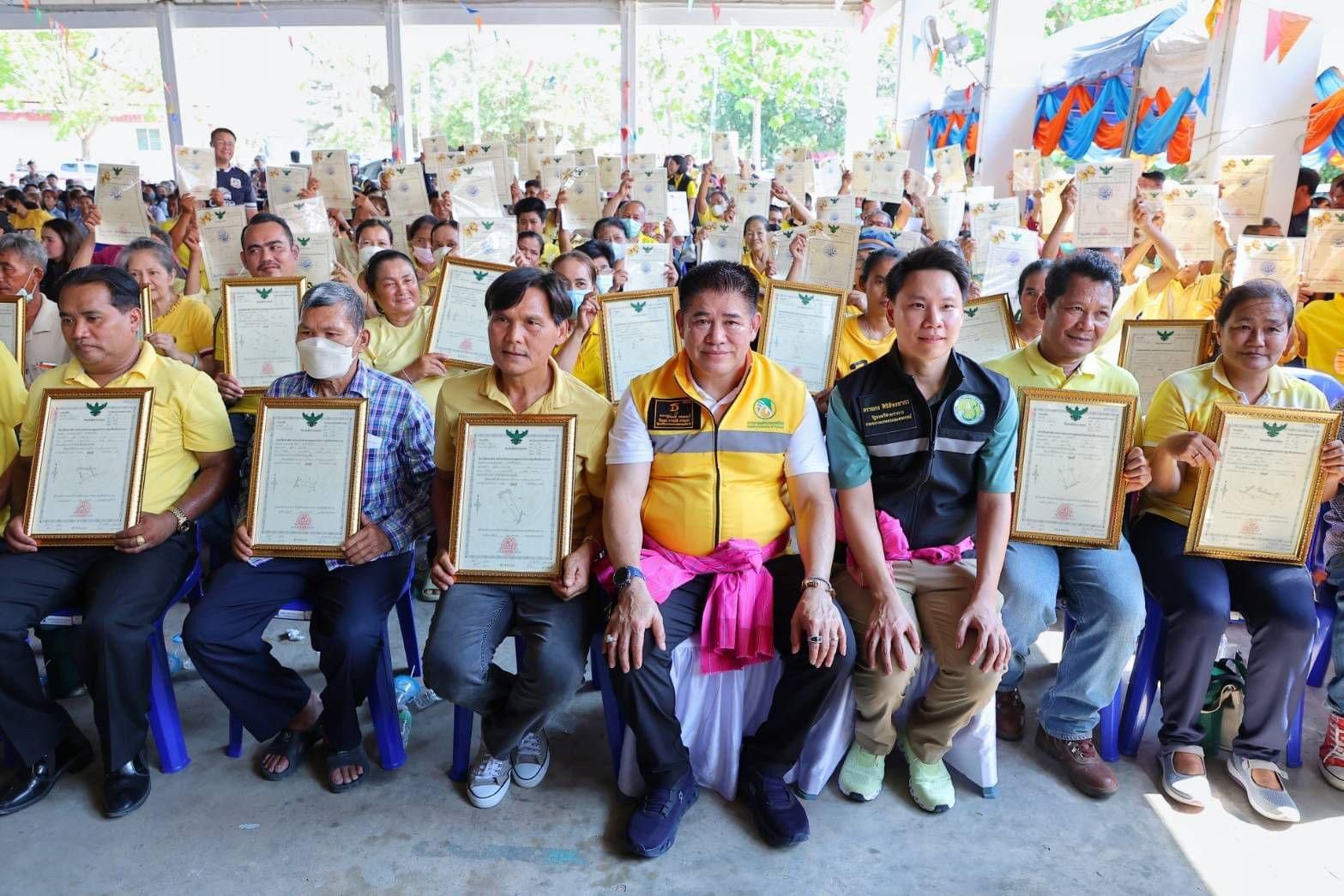"รมว.ธรรมนัส" มอบโฉนดเพื่อการเกษตร ให้เกษตรกรในเขตปฏิรูปที่ดินราชบุรี