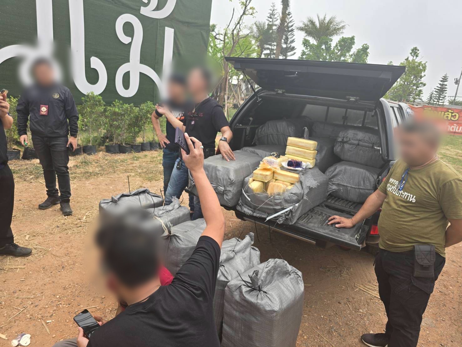 ป.ป.ส.ร่วม ตร.ชัยภูมิ รวบผู้ต้องหาเครือข่ายขนยาเสพติดภาคอีสาน พร้อมยาบ้าซุกกระบะ 6,000,000 เม็ด