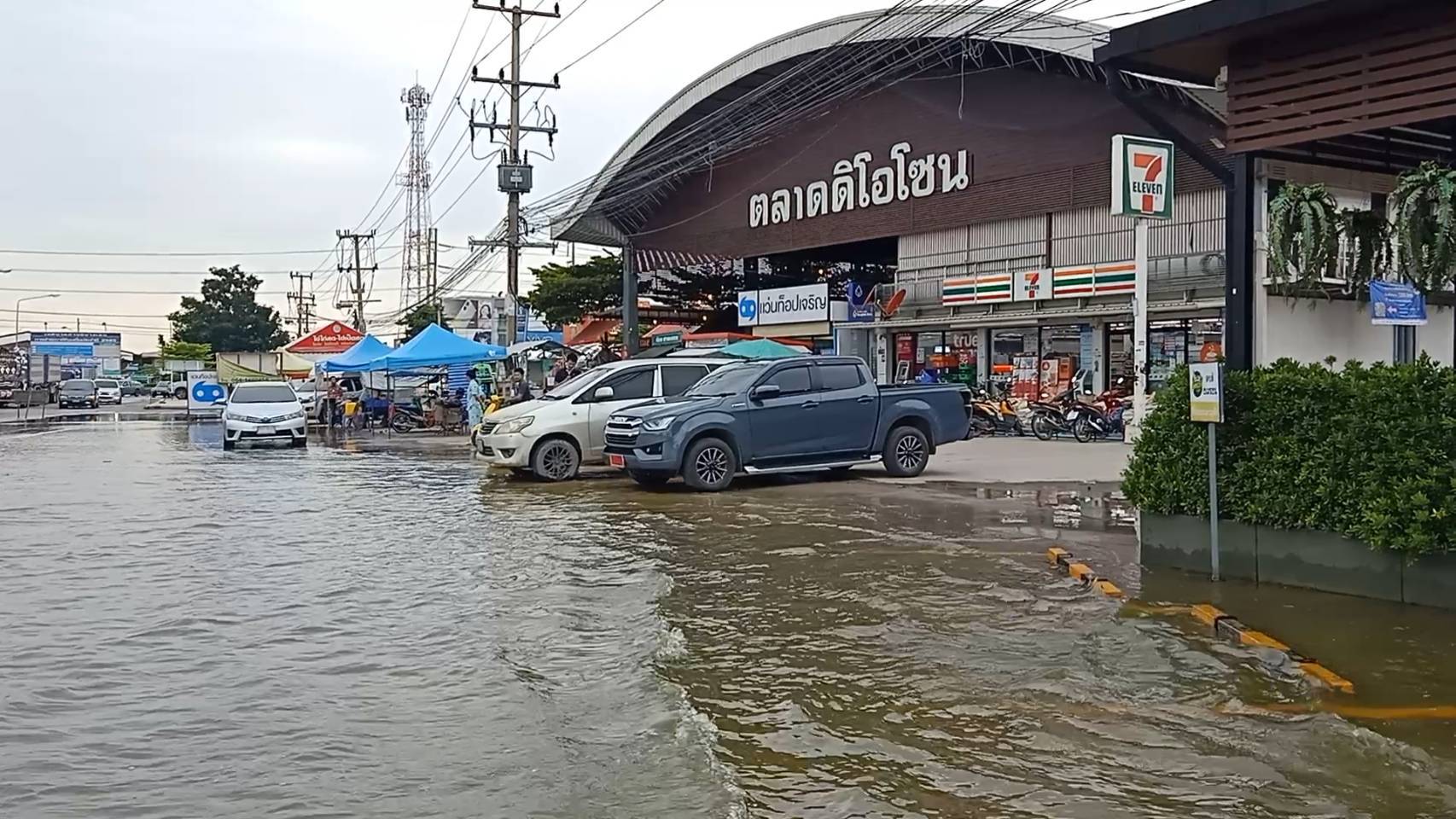 "ท่าจีน" ยังเพิ่มสูงท่วมถนน อ.บางเลน ก่อนขึ้นสะพานข้ามแม่น้ำฯ