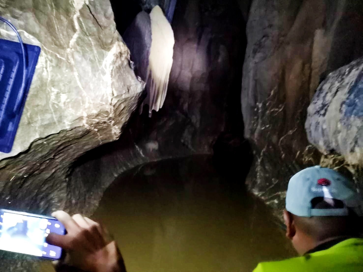 จนท.ตำรวจ สภ.เนินมะปราง-อช.ทุ่งแสลงหลวง  รุดช่วยเหลือพระติดในถ้ำพระไทรงาม 3 วัน 
