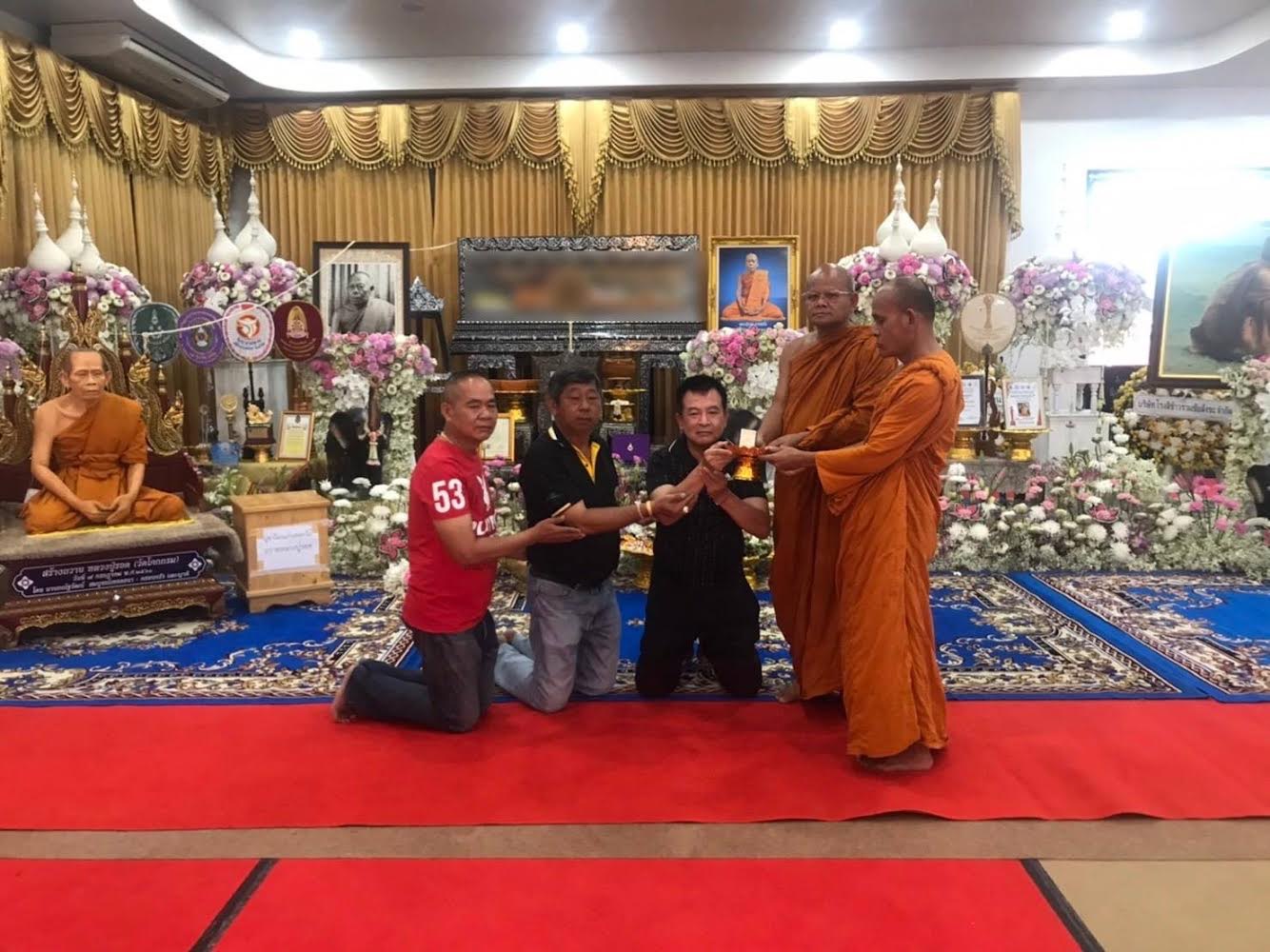 ชาวบ้านแห่ชื้อลอตเตอรี่เลขมงคล'หลวงปู่รอด'พระเกจิดังอีสานใต้จนเกลี้ยงแผง 