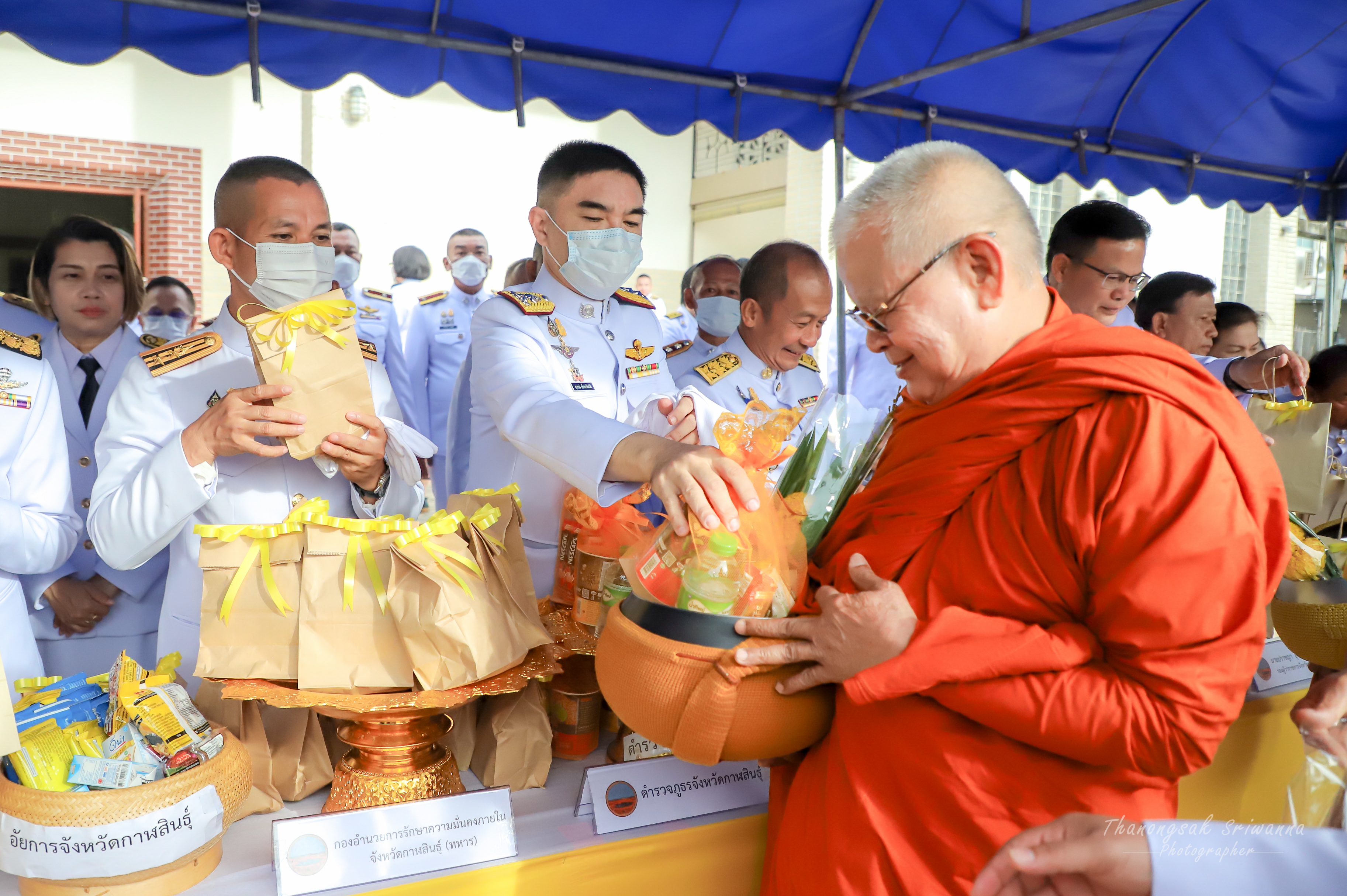 ผู้ว่าฯกาฬสินธุ์พร้อมปชช.ทำบุญตักบาตรถวายเป็นพระราชกุศล เนื่องในโอกาสวันเฉลิมพระชนมพรรษาในหลวง