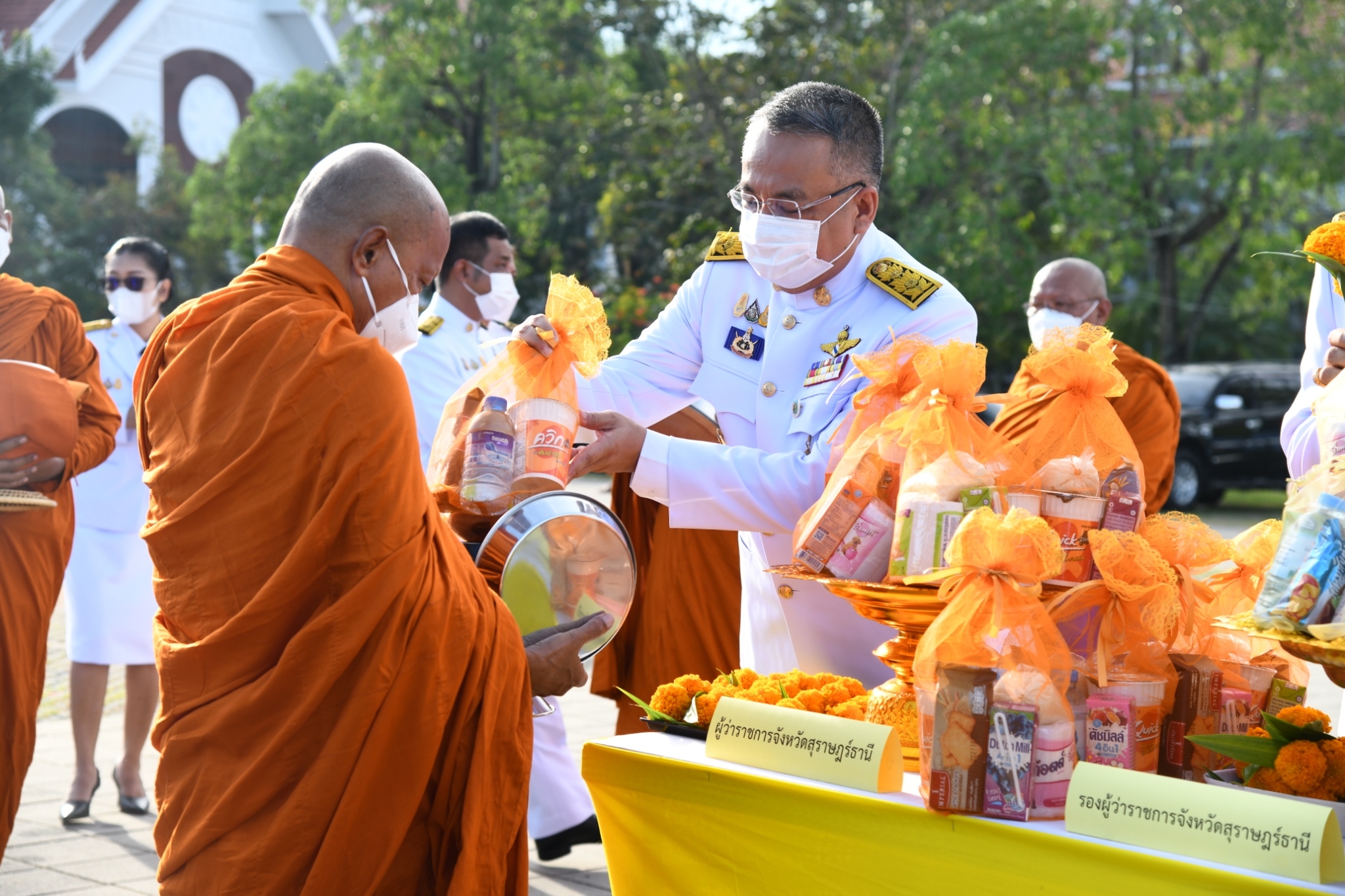 พ่อเมืองสุราษฎร์ นำพสกนิกร ตักบาตรถวายเป็นพระราชกุศลในหลวง ร.9  ร้านข้าวแกงชื่อดังทำกับข้าว 20 อย่างเปิดกินฟรี 