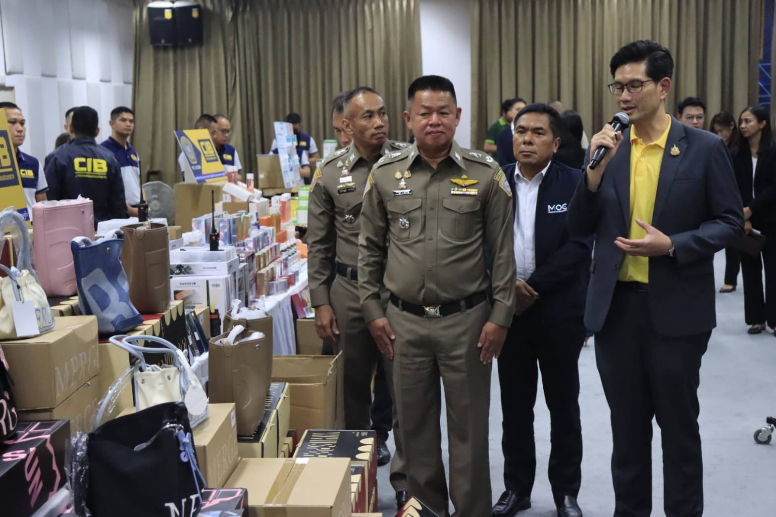 เจ้าหน้าที่ทลายโกดังลับบุกจับนายทุนจีนขนสินค้าปลอมขายออนไลน์ในไทยยึดของกลางมูลค่ากว่า 50 ล้าน 
