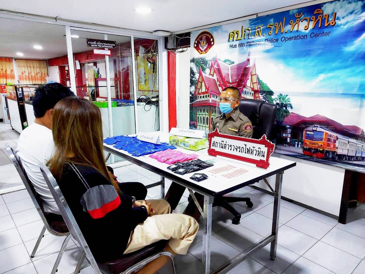 ตร.รถไฟรวบ 2 ผัวเมียหวังรวยทางลัด  ขนยาเสพติดมูลค่า 5 ล.ล่องใต้