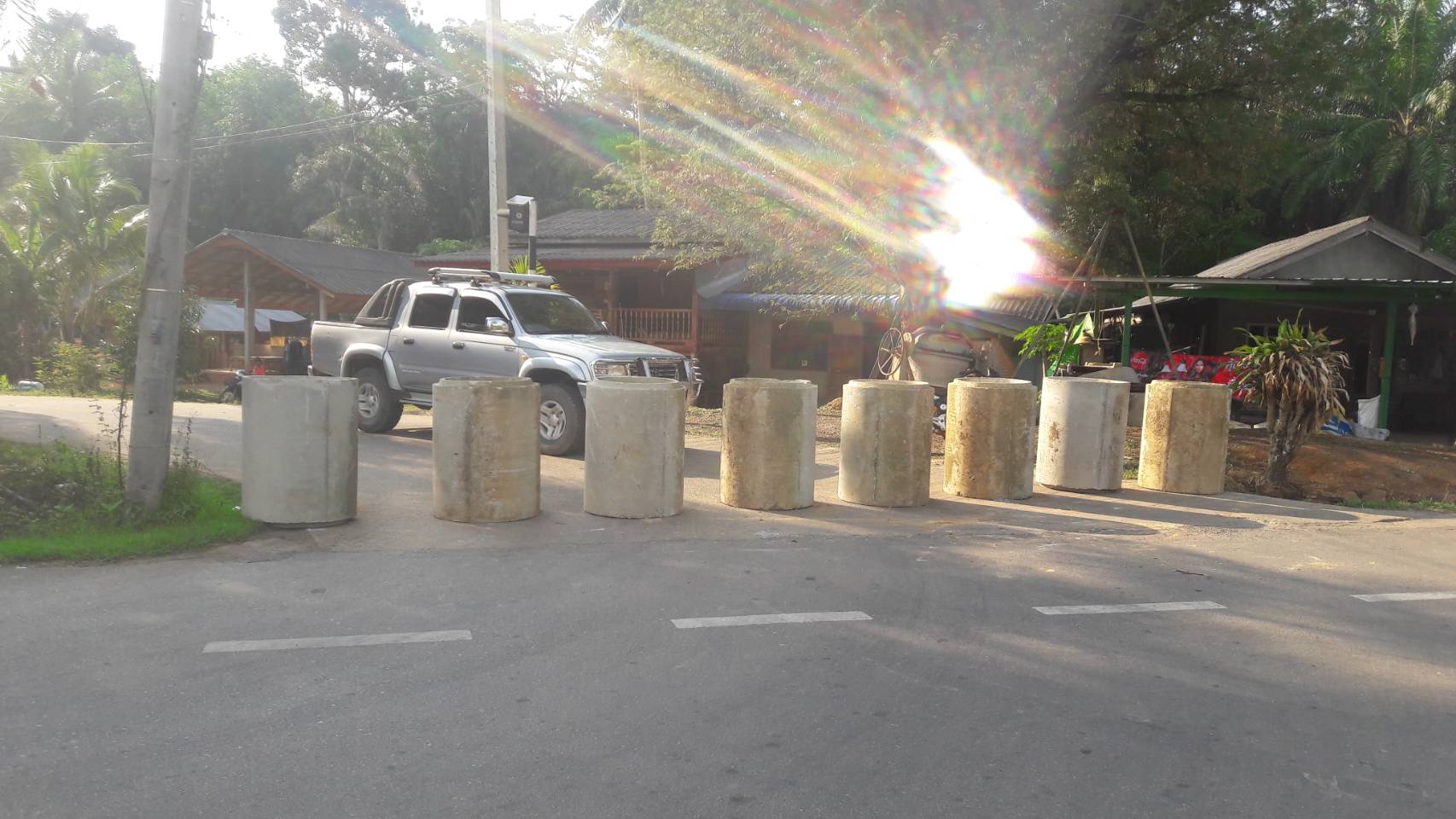 ชาวสวนปาล์ม ในพื้นที่ หมู่ 3 บ้านไหนหนัง เดือนร้อนหนัก หลังจาก ผวจ.กระบี่สังล็อกดาว ปิดถนนเข้าออก 