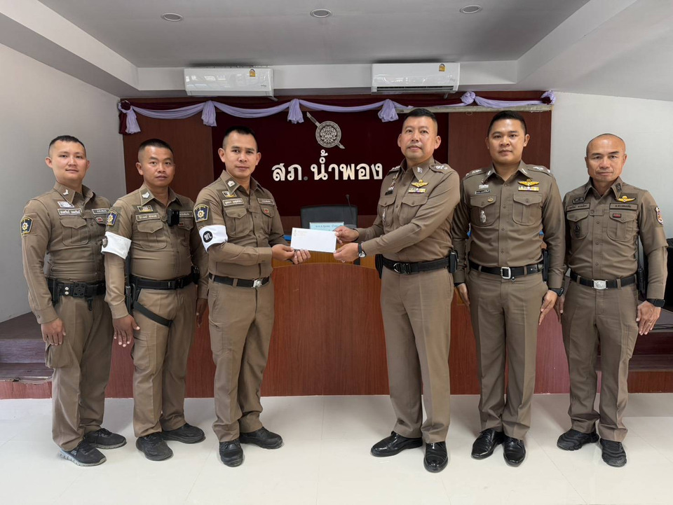 รอง ผบ.ตร. มอบรางวัลตำรวจจราจร สภ.น้ำพอง ชื่นชมใช้สติ-การสื่อสารช่วยประชาชน