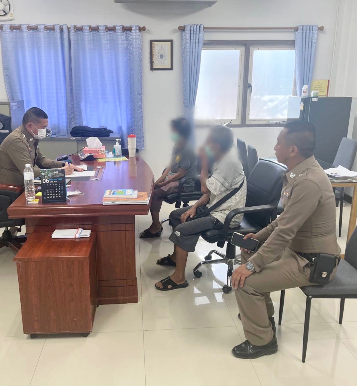 เชียงราย ตำรวจบุกรวบแล้ว ลูกทรพี ทำร้าย ใช้มีดจี้พ่อแม่ ขอเงินไปซื้อยาเสพ หลังถูกหวย 12 ล้าน 