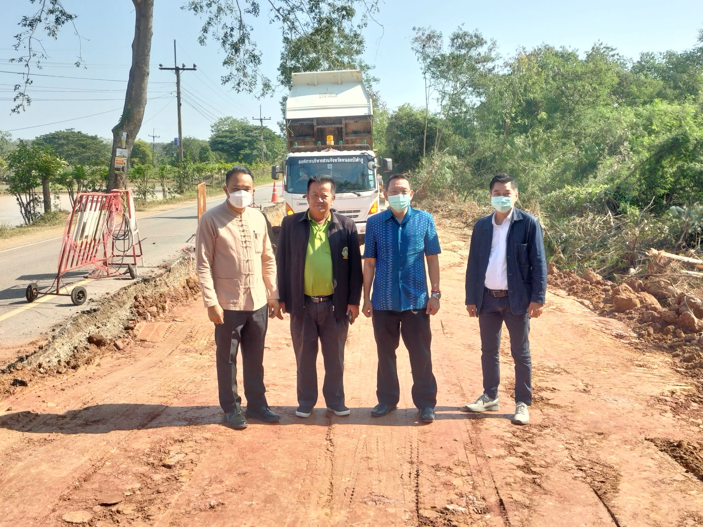 ผู้ว่าราชการจังหวัดหนองบัวลำภูสั่งหน่วยงานลงไปซ่อมแซมถนนพังหลังโดนน้ำกัดเซาะหายไป 1 ช่องทาง 