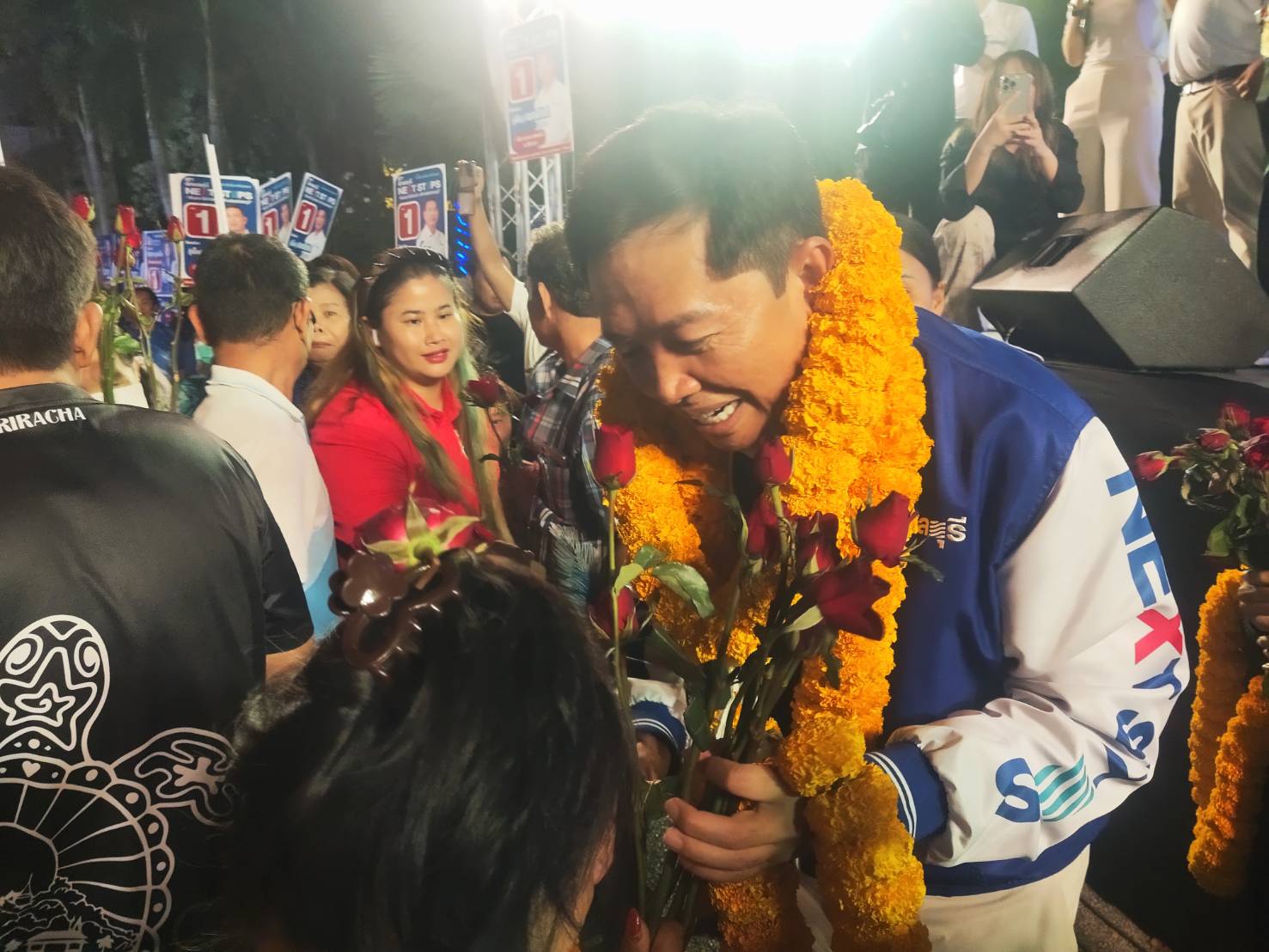 โค้งสุดท้าย " วิทยา คุณปลื้ม "กลุ่มเรารักชลบุรี นำทีม ผู้สมัคร ส.อบจ.อำเภอศรีราชา  ขึ้นเวทีปราศรัยชูนโยบาย 4D